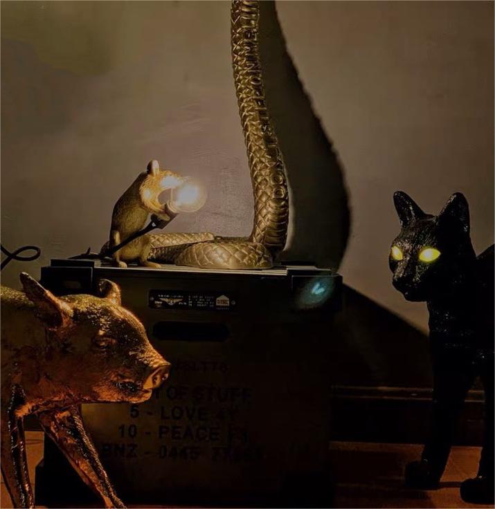 Nordic Resin Mouse Table Lamp Creative Mini LED Desk Night Light Decorative Rat Lamp for Bedroom & Study